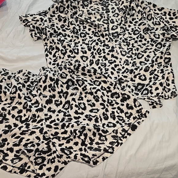 SHEIN Other - SHEIN Black and White Leopard Print Pajama Set